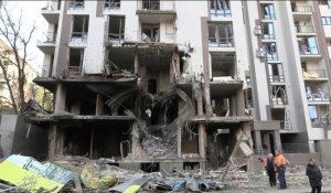 Un immeuble de Kiev endommagé après des frappes nocturnes en pleine visite du chef de l'ONU