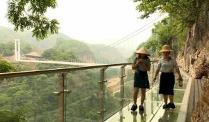 Au Vietnam, un nouveau pont en verre vertigineux entre deux montagnes