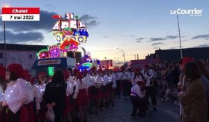 VIDÉO. Carnaval de Cholet : les chars sont allumés, le défilé de nuit va pouvoir s’élancer