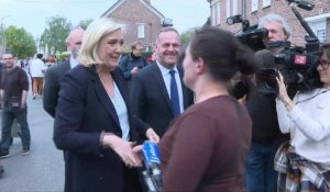 Législatives: Le Pen lance sa campagne en attaquant le "fou du roi" Mélenchon