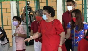 Imelda Marcos vote pour l'élection présidentielle aux Philippines