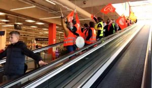 Armentières : une cinquantaine de salariés font grève pour empêcher le licenciement d’un cadre et dénoncer leurs conditions de travail au sein du supermarché Carrefour.