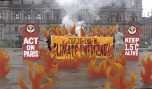 COP26: des militants installent un champ "d'incendies du climat" à Glasgow