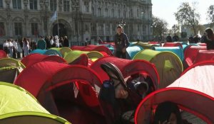 Paris: une centaine d'exilés sans abri occupent la place de l'Hôtel de ville