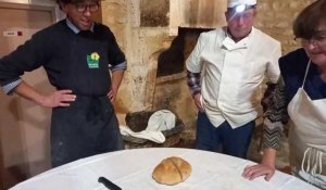 Jandun: mise en marche d'un four à pain à l'ancienne