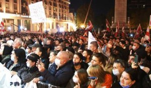 Géorgie: des dizaines de milliers de manifestants pour Saakachvili, hospitalisé en prison
