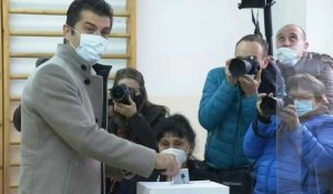 Bulgarie : l'ancien ministre de l'économie et opposant Petkov vote aux législatives