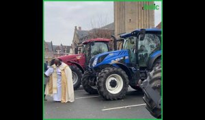 A Bailleul, le Père Toussaint bénit les tracteurs des agriculteurs