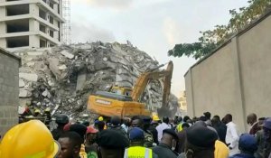 Immeuble effondré à Lagos: une pelleteuse creuse dans les décombres