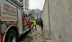 Nigeria: des secouristes évacuent un corps des décombre d'un immeuble effondré