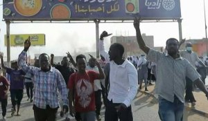 Des manifestants anti-militaires bloquent les routes et se rassemblent dans les rues de Khartoum