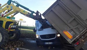 Favreuil : spectaculaire accident entre une camionnette et un camion betteravier