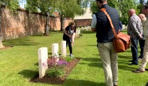 Arras : visite du cimetière du faubourg d'Amiens par la CWGC