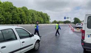 Les gendarmes effectuent un contrôle routier sur l'A26 vendredi 20 mai