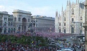 Les supporters de l'AC Milan fêtent la victoire de leur club devant le Duomo