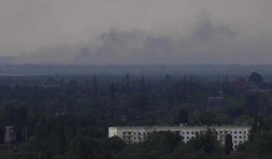 De la fumée s'élève au-dessus de la ligne de front dans la région du Donbass