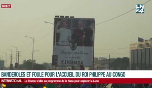 Foule et banderoles pour l'accueil du roi Philippe au Congo