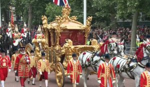 Le carrosse d'or d'Etat défile vers le palais de Buckingham pour un spectacle du jubilé