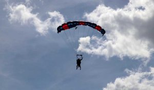 Le Handi'Boogie fait sauter en parachute les personnes atteintes d'un handicap moteur