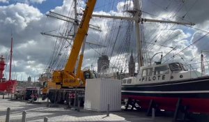 Une opération de maintenance sur le trois-mâts « Duchesse Anne » à Dunkerque