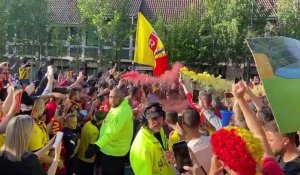 RC Lens : les joueurs rejoignent leur bus sous les hourras des supporters