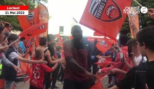 VIDÉO. Des centaines de supporters réservent une haie d’honneur aux joueurs du Fc Lorient