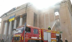 Ukraine: sauveteurs et pompiers sur les lieux de frappes russes, au moins 20 morts