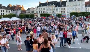 Saint-Omer : la place Foch noire de monde pour le bal des pompiers, le 15 juillet 2022.