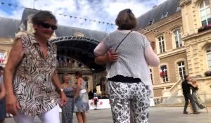 Le bal musette du 13 juillet devant l'hôtel de ville à Amiens
