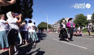 VIDÉO. Le fan-club de la reine du cercle de Plougastel met l’ambiance au défilé du Festival de Cornouaille