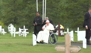 Le pape François prie dans un cimetière autochtone au Canada