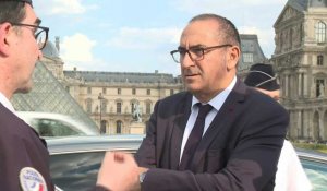 Le préfet de police de Paris Laurent Nuñez devant le Louvre pour son premier déplacement public
