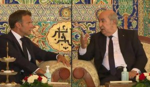 Macron s’entretient avec Tebboune à son arrivée en Algérie