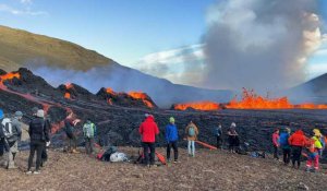 Des personnes regardent la lave s'échapper d'une fissure volcanique en Islande
