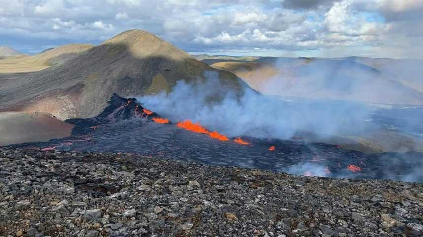 Islande : les images spectaculaires d'un volcan en éruption près