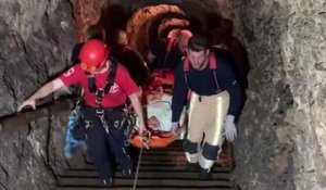 Les pompiers ont remonté les 200 marches de la grotte.