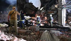 Ukraine: une frappe russe sur un immeuble résidentiel à Kharkiv fait 7 morts et 16 blessés