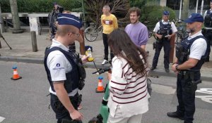 Bruxelles: la police contrôle les vélos et trottinettes électriques à Montgomery