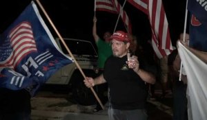 Des partisans de Trump se rassemblent devant la maison de Mar-A-Lago