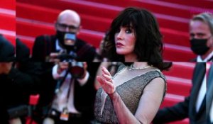 Isabelle Adjani méconnaissable avec des cheveux courts rouges vifs… Un style inédit pour l...