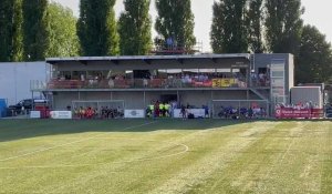 Foot (Coupe): RFC Liege - Tempo Overijse, montée des joueurs sur le terrain