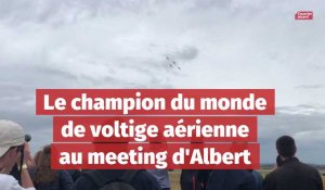 Le champion du monde de voltige aérienne au meeting d'Albert