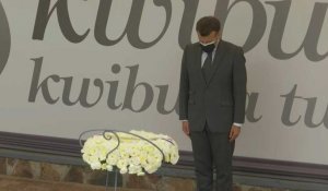 Emmanuel Macron se recueille au Mémorial du génocide de Kigali