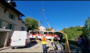 Chaumont: l'impressionnante opération pour retirer le bus accidenté