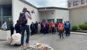 Pompiers et police interviennent à la prison de Longuenesse, bloquée par des manifestants 