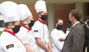Macron dans un lycée hôtelier à la veille de la réouverture des salles de restaurants
