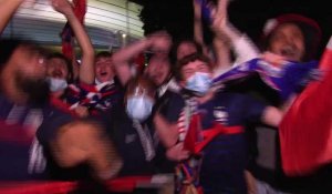 La joie des supporters des Bleus après la victoire face à la Bulgarie