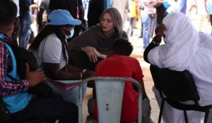 Angelina Jolie soutient des réfugiés maliens au Burkina