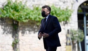 Un homme agresse le président français, mais Emmanuel Macron a-t-il reçu ou évité sa gifle ?