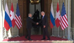 Biden et Poutine se serrent la main avant le début de leur sommet à Genève